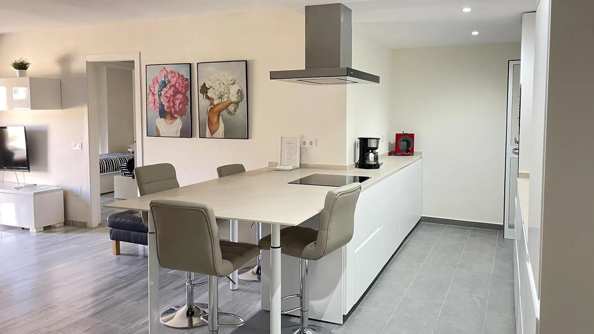 Seaside Haven: Central Fuengirola Apartment with Terrace