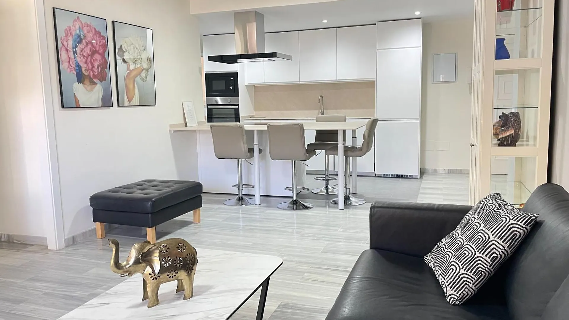 Seaside Haven: Central Fuengirola Apartment with Terrace 0*,  Spain