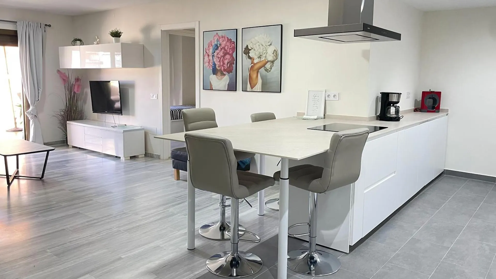 Seaside Haven: Central Fuengirola Apartment with Terrace