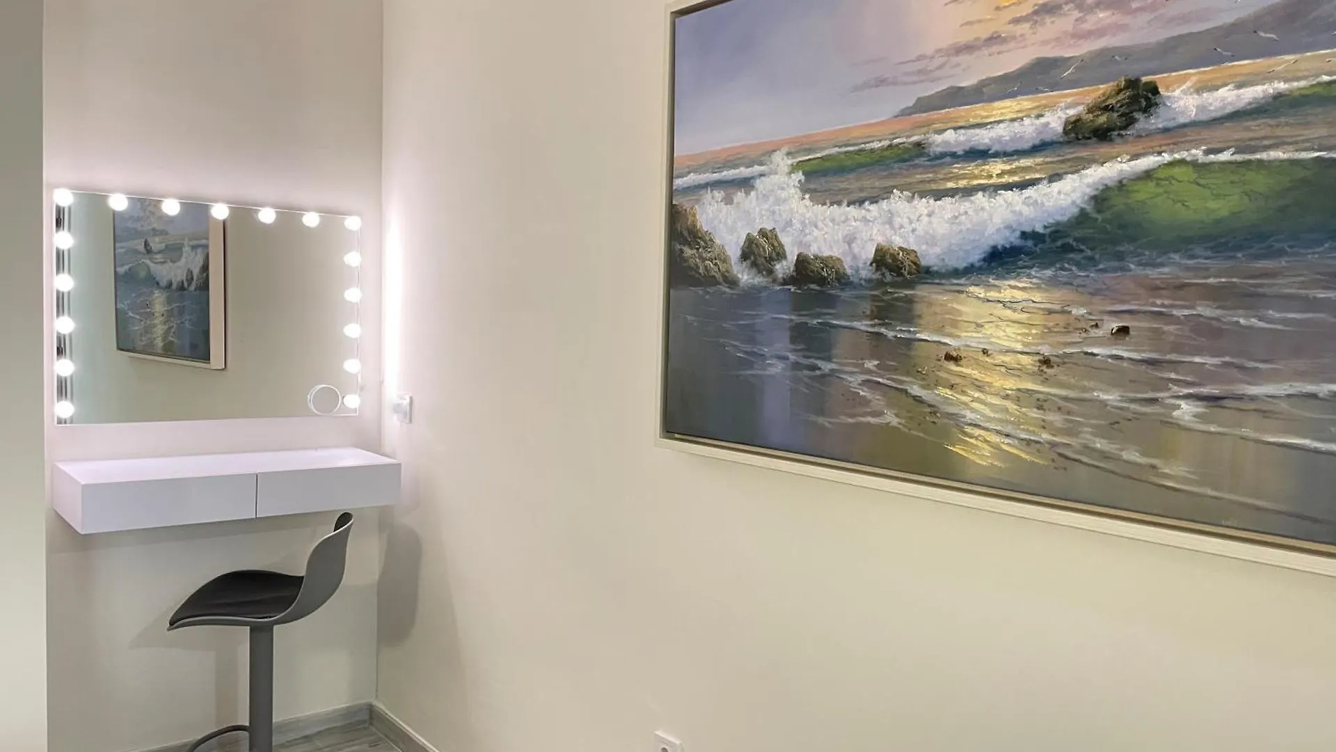 Seaside Haven: Central Fuengirola Apartment with Terrace